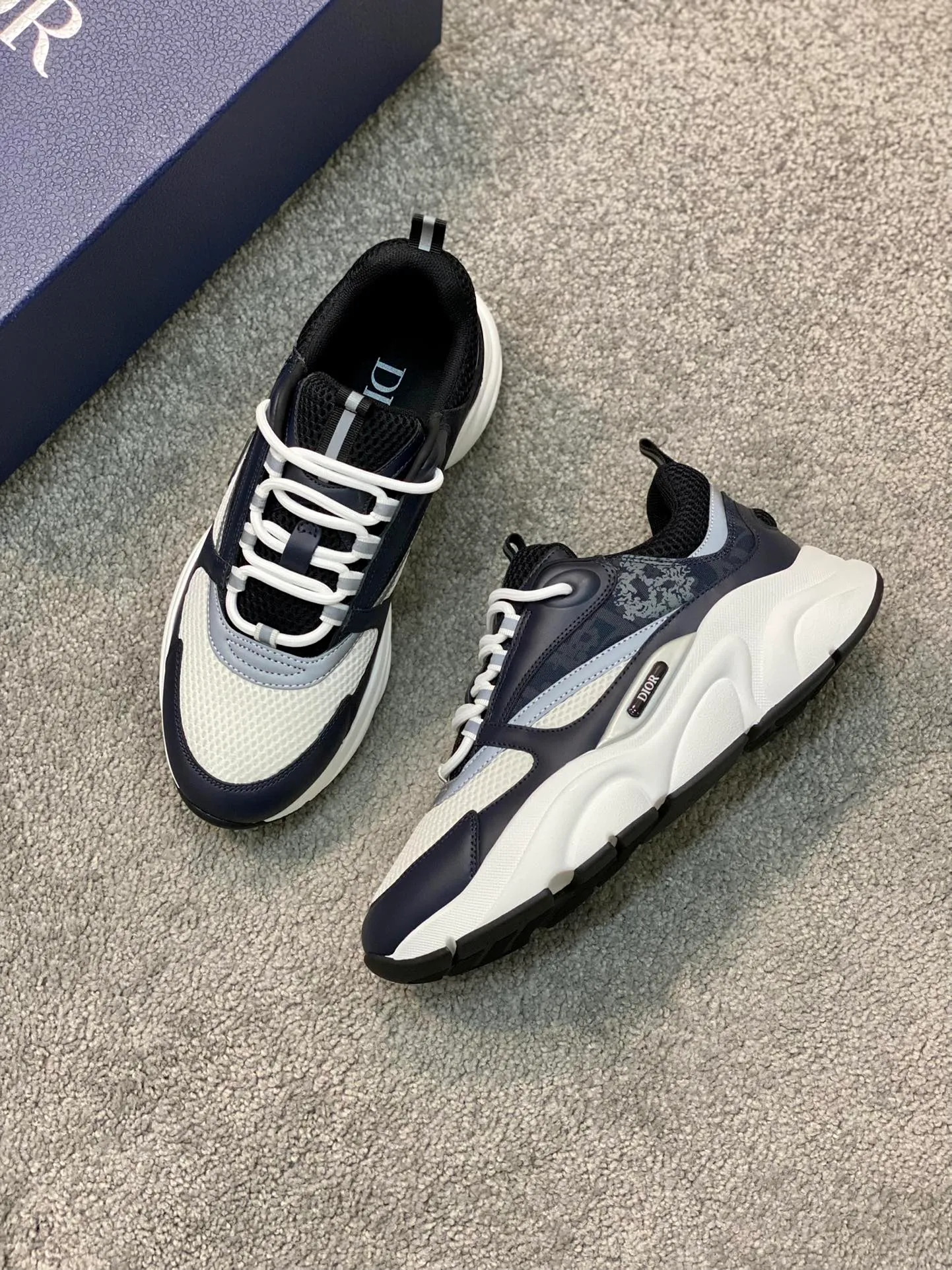 Factory price: 500💰 Dior B22 men's jogging fashion sneakers. This item draws inspiration from retro jogging shoes. It adopts a thick low-top design, with an upper made of leather and mesh fabric, and a black and white engraved rubber sole. The side is decorated with an embossed "Di~r" logo. Code number: 38-45 (38, 45, 46 can be customized)